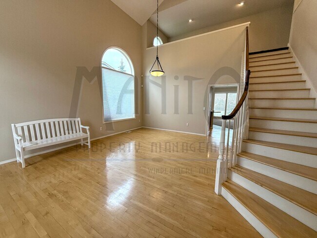 Building Photo - Beautiful Carnahan Crest Townhome