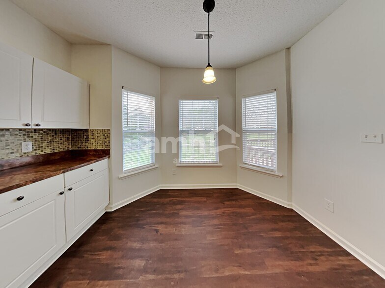 Building Photo - 19504 Tryon St