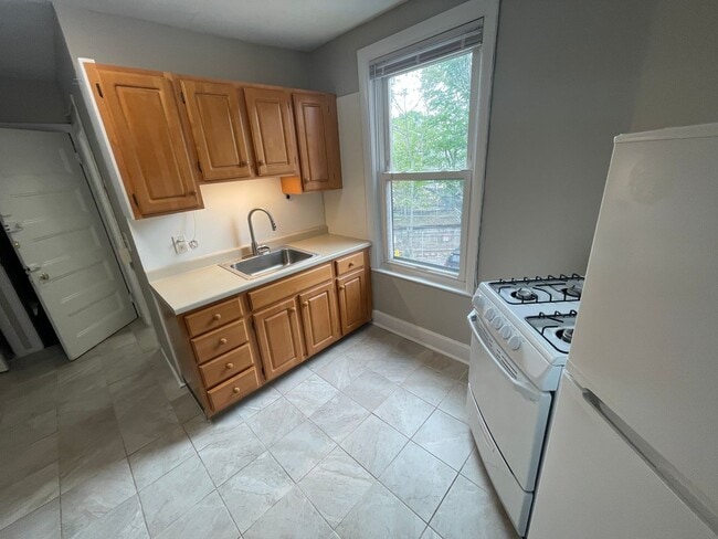 Building Photo - One Bedroom ** Newton Highlands Village ~ MBTA GL-D