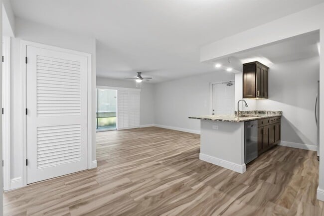 Building Photo - 2518 SE Anchorage Cove