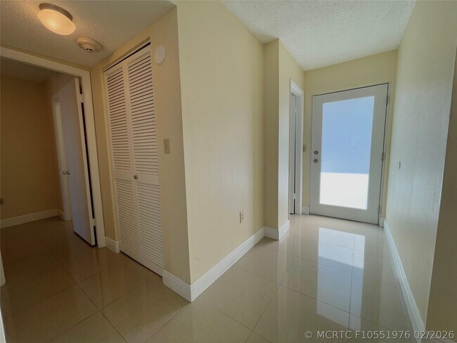 Building Photo - 1175 NE Miami Gardens Dr