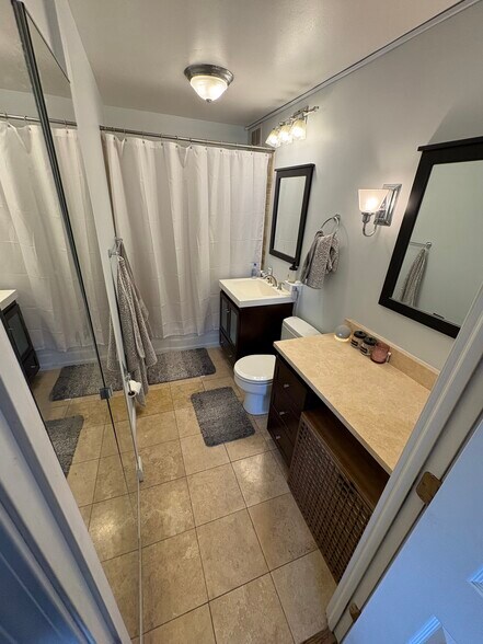 masted bath - 1360 N Sandburg Ter