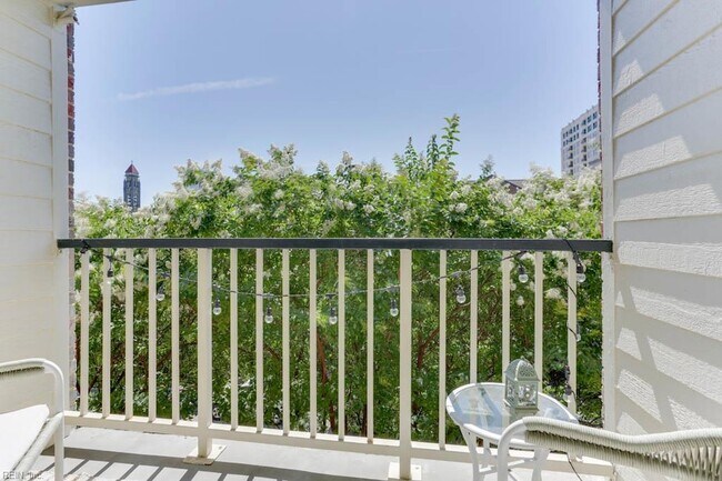 Building Photo - 321 Duke St