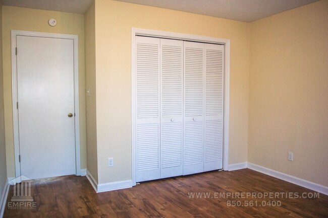 Building Photo - Quiet Townhome With Large Yard