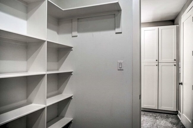 Building Photo - 6403 Bowling Green St