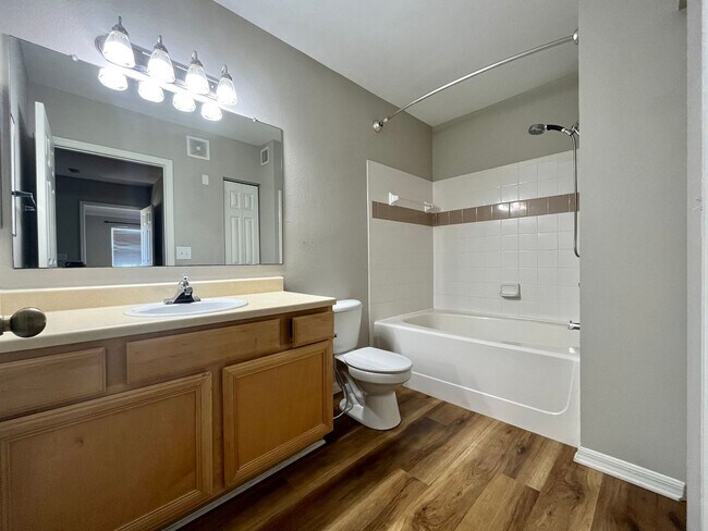 Building Photo - Spacious 2/2 unit becoming available July ...