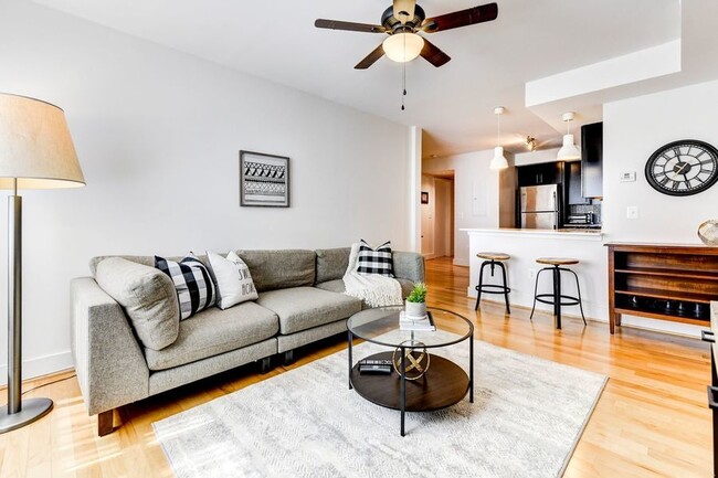 Building Photo - Lovely 1 Bedroom in Columbia Heights - A f...