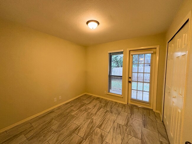 Building Photo - Move-In Special. ½ off the first full month's rent with a 12-month lease.