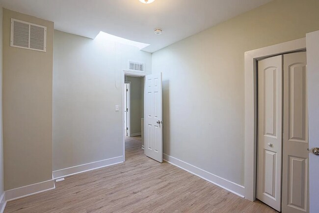 Building Photo - Updated 3bdrm 1bath in the middle of Greektown!!!