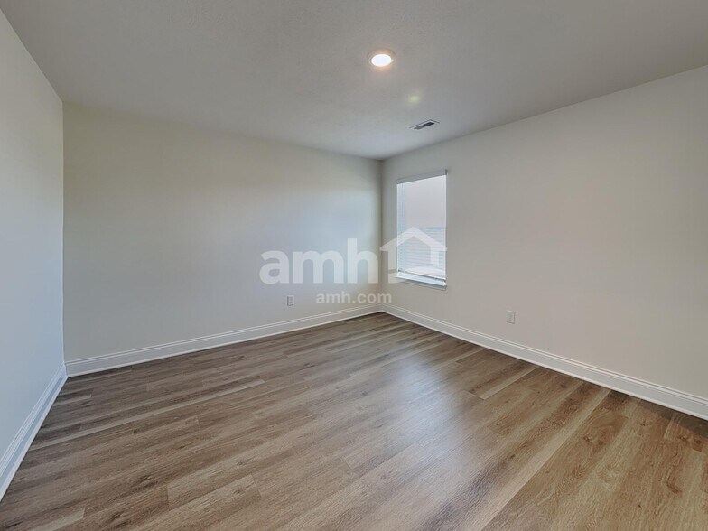 Building Photo - 9016 Henley Ave