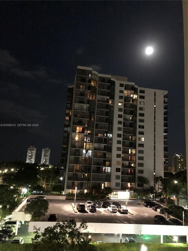 Building Photo - 3301 N Country Club Dr