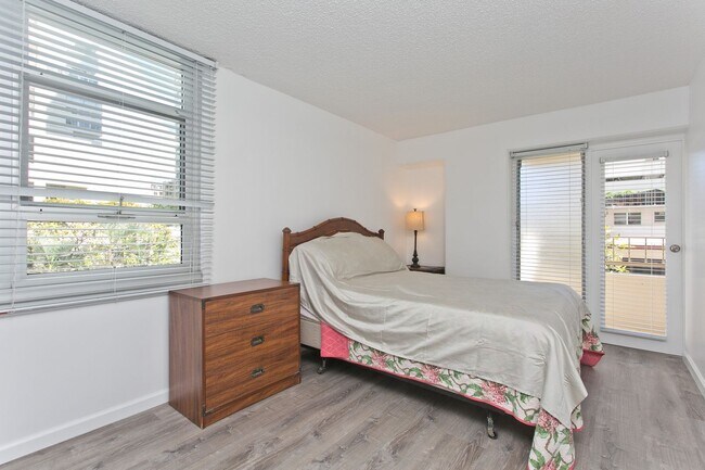 Building Photo - Waikiki 2 BD 1 Gated PRK w/ Washer/Dryer in Unit