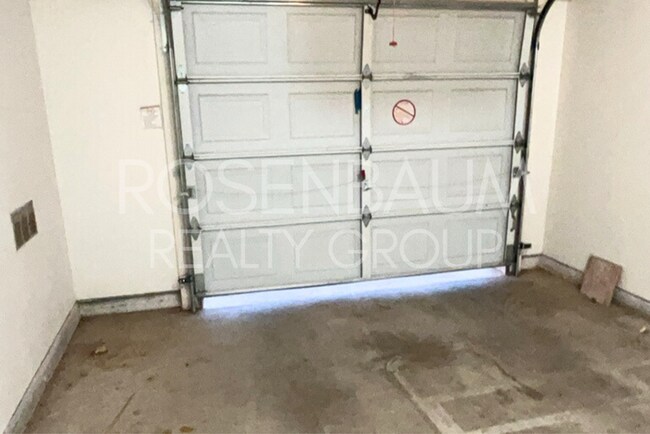 Building Photo - 8400 E Leigh Dr