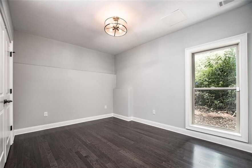 Building Photo - 338 7th St NE