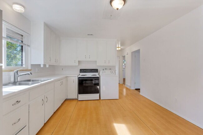 Building Photo - 4282 W Virginia Ave