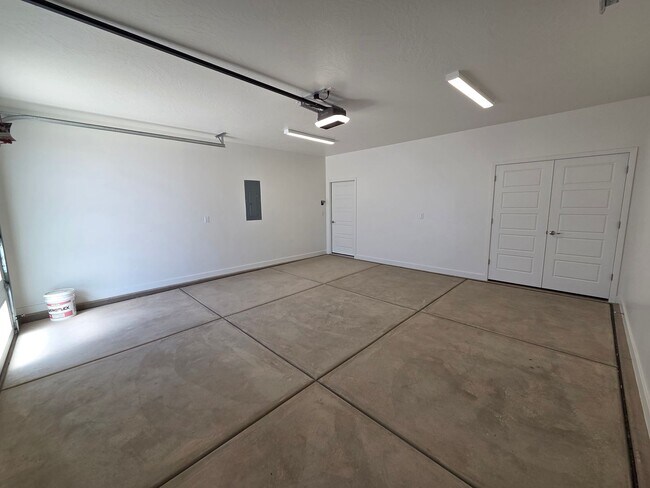 Building Photo - 1471 E White Desert Dr