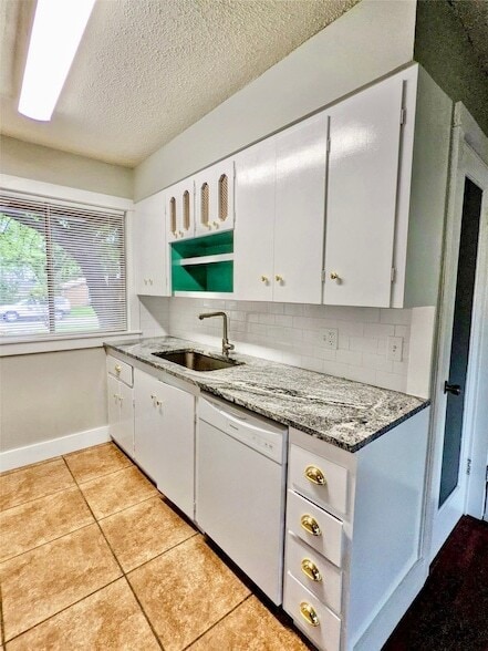 Building Photo - 2121 Travis Dr
