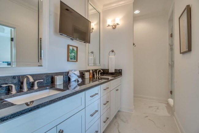 Building Photo - Beautifully appointed 3-bedroom furnished townhome in sought-after Hillsboro Village!