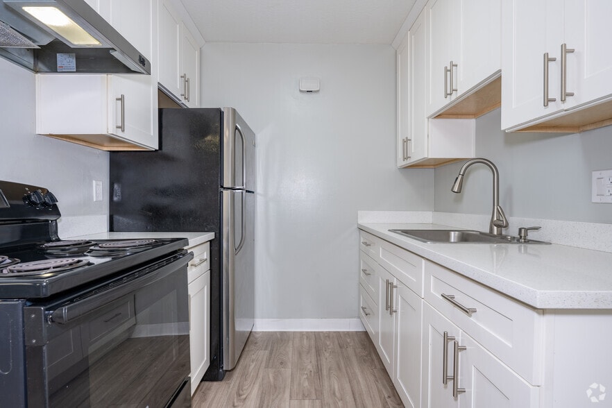 2BR, 1BA - 875SF - Kitchen - Redwood Gardens