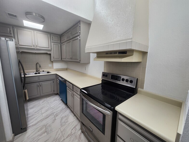 Building Photo - 112 Canyon View Ct NE