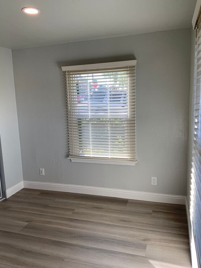 Building Photo - Beautifully remodeled 3 bedroom 2 bath Pin...