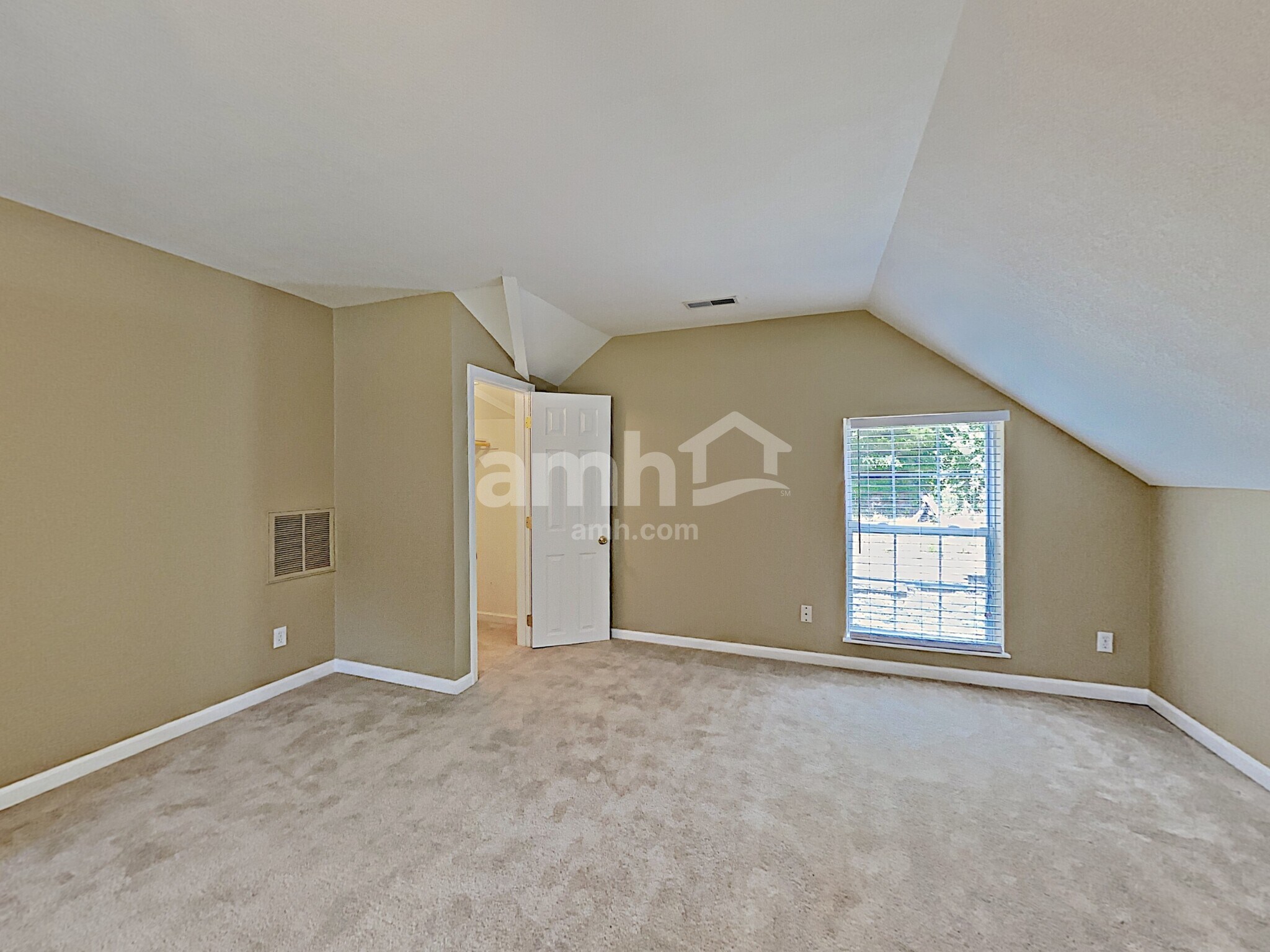 Building Photo - 1001 High Ridge Dr N