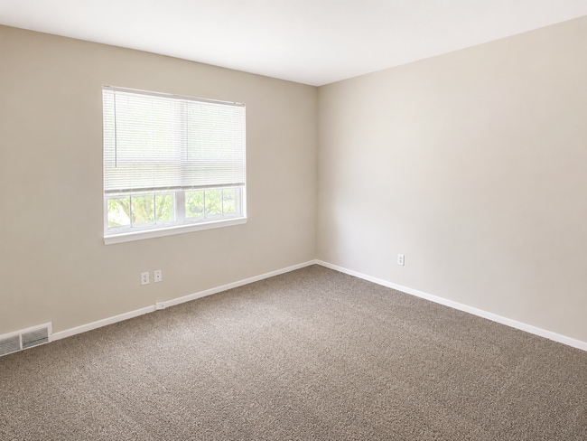 Building Photo - Spacious 3+ Bedroom 1/2 Duplex for Rent
