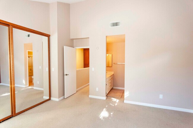 Building Photo - Quiet and Spacious 2 story townhouse in be...