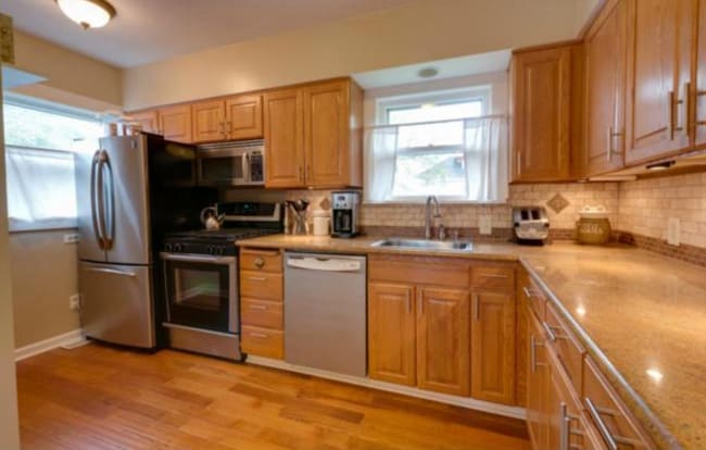 Kitchen - 925 NE 79th Ave