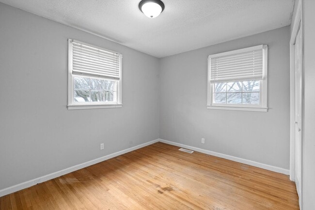 Building Photo - 3 Bedroom Pet Friendly Home For Rent in St. B Area!