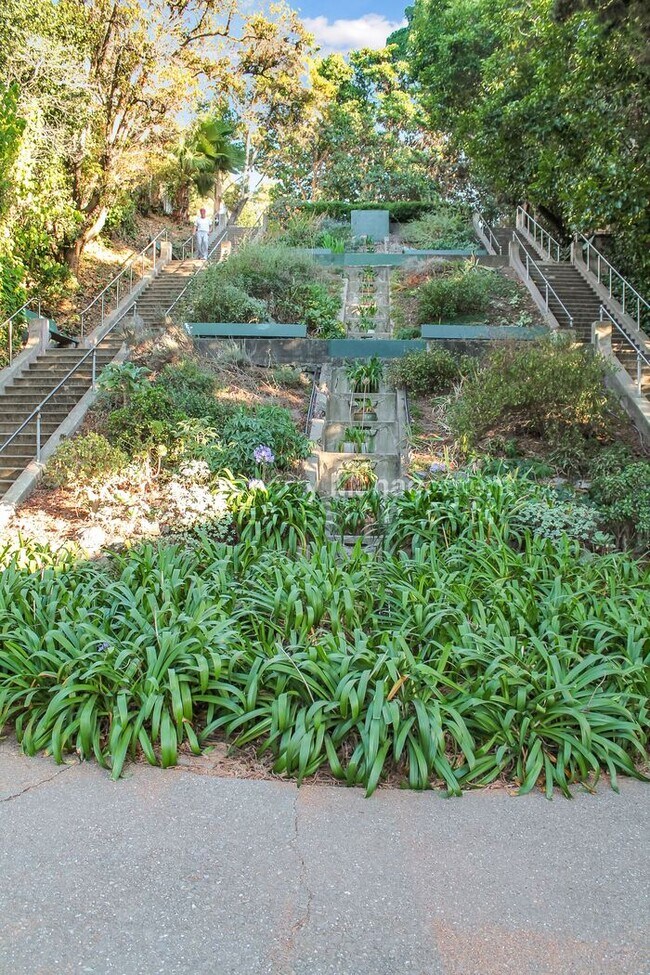 Building Photo - Nicely Located, Pet Friendly, Lake Merritt...