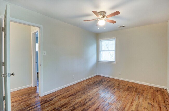 Building Photo - Nice Three Bedroom Single Family - Fenced ...