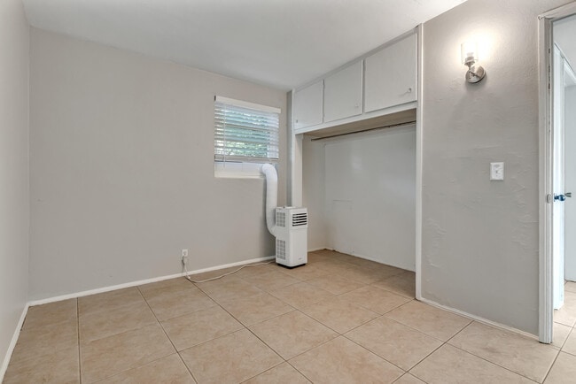 Building Photo - 711 Crestview Ave
