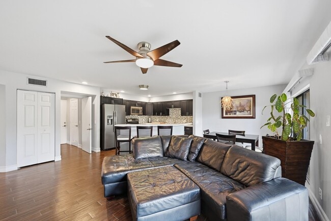 Building Photo - 5550 Coach House Cir