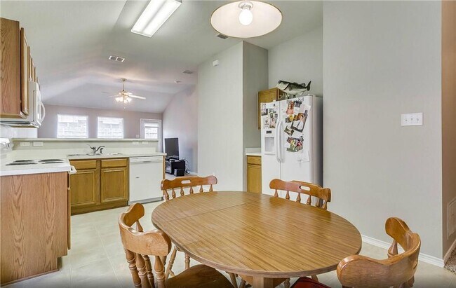 Building Photo - Beautiful 3 bedroom single story home in t...