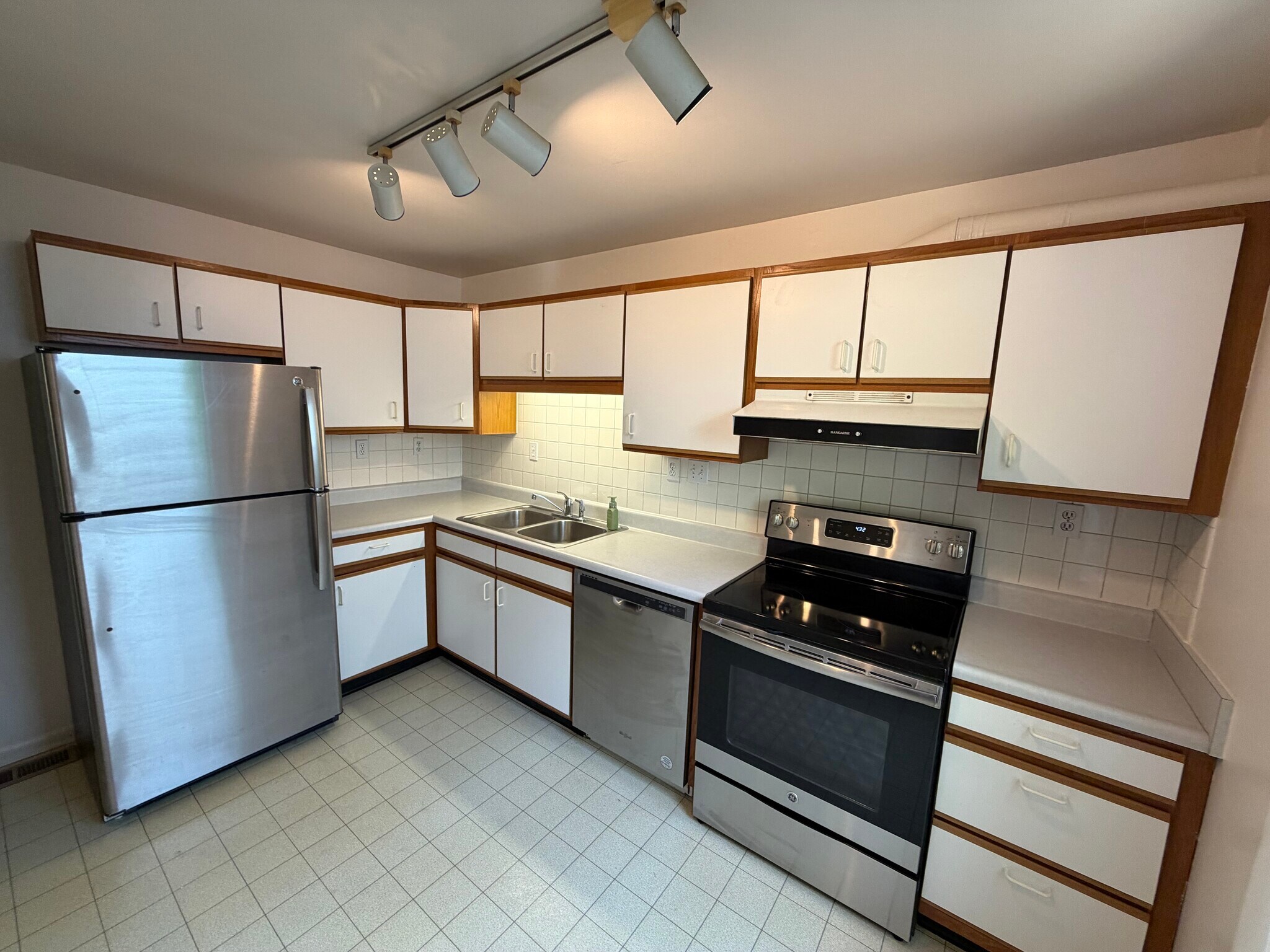 Building Photo - 789 Ebner St