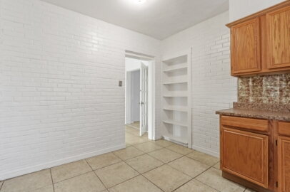 Building Photo - Beautiful Kern Place- 4 bedrooms, 3 baths and Refrigerated AC.