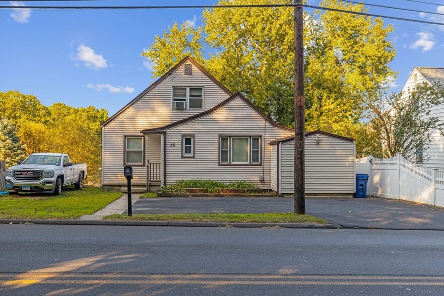 Primary Photo - 35 Allings Crossing Rd