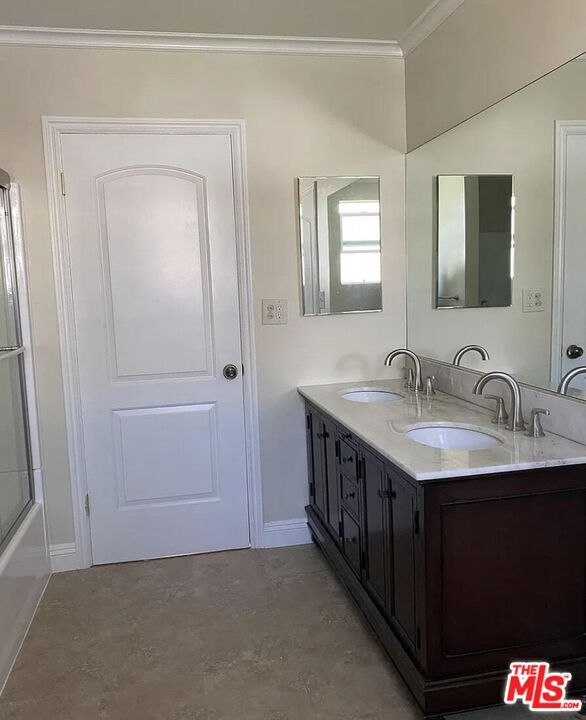 Building Photo - 567 S Wilton Pl