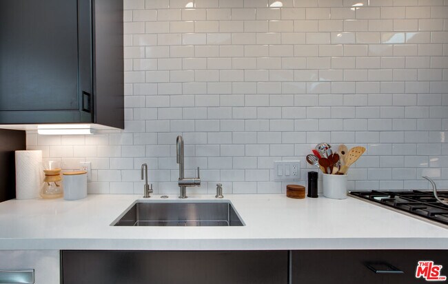 Building Photo - 927 1/2 Victoria Ave