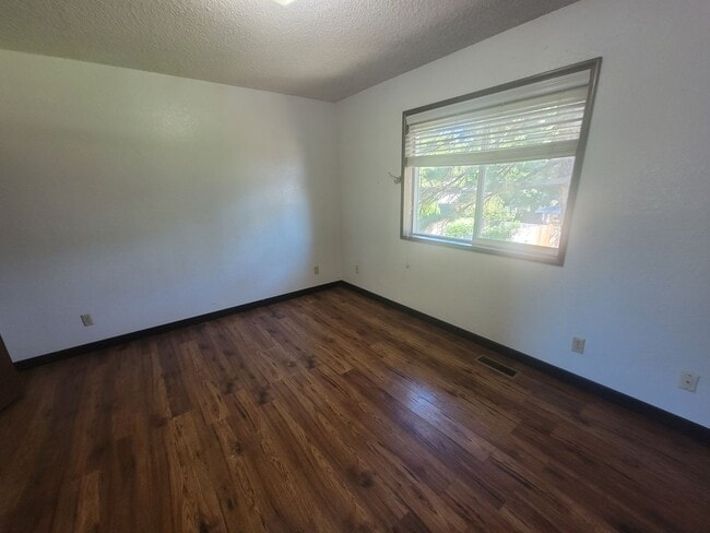Building Photo - Stylish Split-Level in Central Kennewick w...