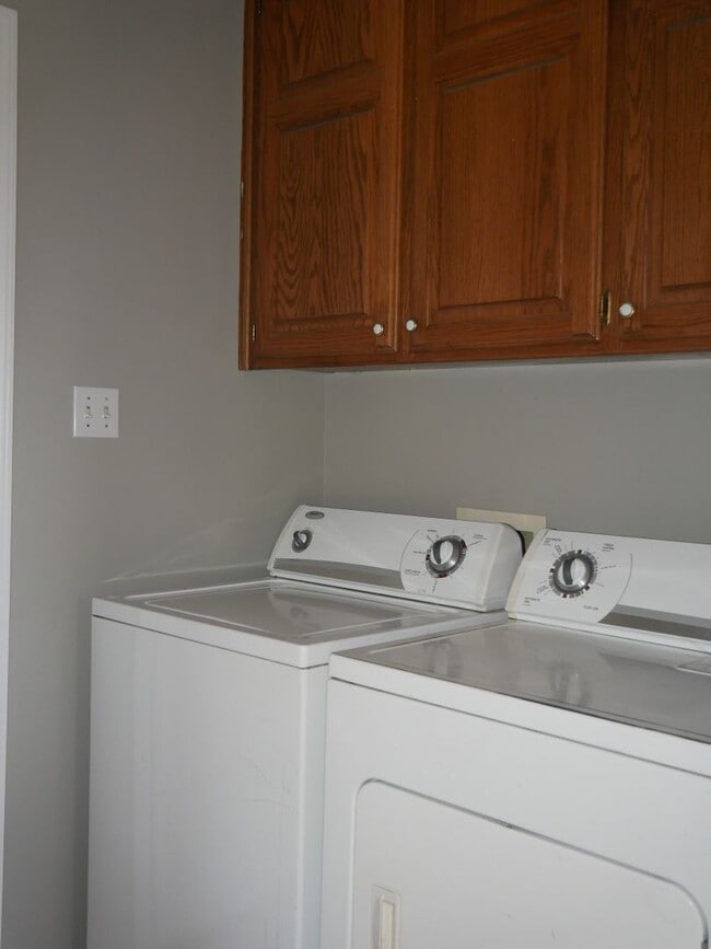 Building Photo - Allynne Ct Duplex