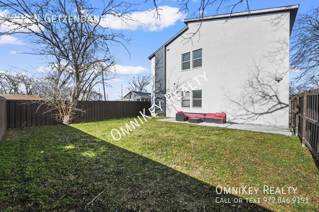 Building Photo - 204 N Getzendaner St