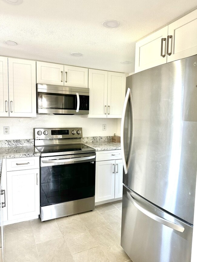 Building Photo - 1566 SE Royal Green Cir