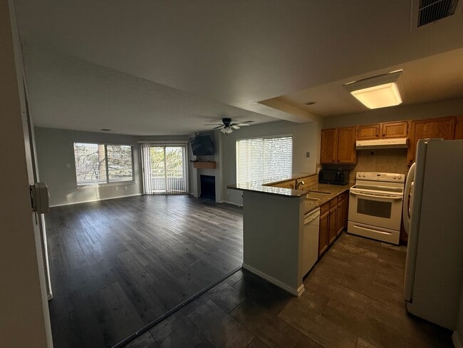 Building Photo - Beautiful Condo on Iguana – Now Available for Rent