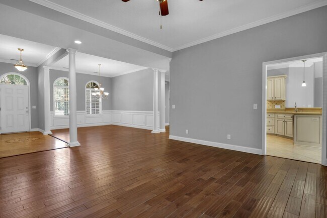 Building Photo - AVAILABLE LATE JULY 2025 (PET FRIENDLY)
