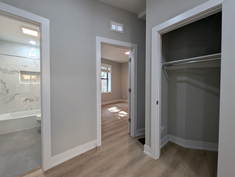 Building Photo - 421 W Belden