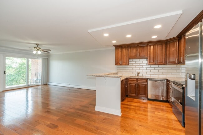 Building Photo - 18 E Old Willow Rd