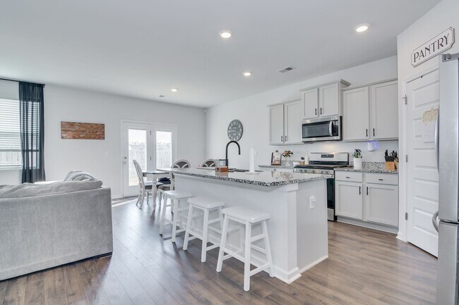 Building Photo - Beautiful 5 Bedroom 3 Bath