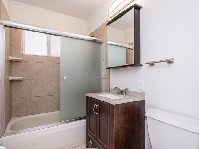 Building Photo - 4/2 + Detached Studio & Pool! One Property...